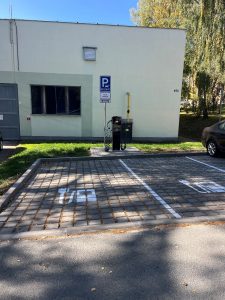 Výstavba parkovacích stání včetně dobíjecí stanice u Lázní
